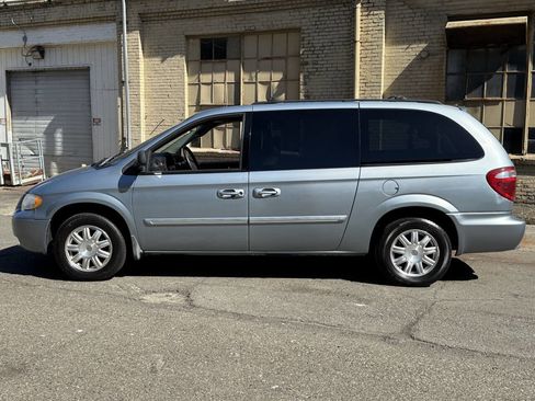 Used 2006 Chrysler Town & Country Touring image 5