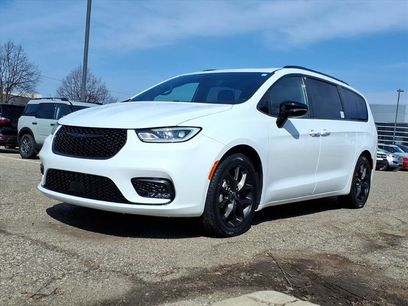 Used 2024 Chrysler Pacifica Touring-L w/ S Appearance Package