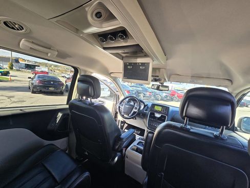 Used 2014 Chrysler Town & Country Touring-L w/ Driver Convenience Group image 42