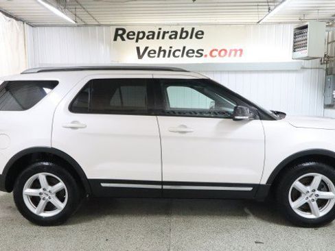 Used 2017 Ford Explorer XLT w/ Equipment Group 202A image 4
