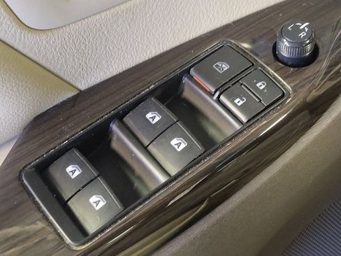 Used 2017 Toyota Sienna XLE image 27