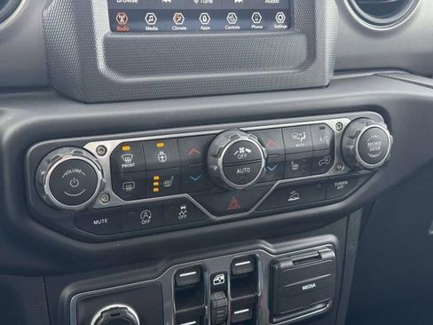 Used 2023 Jeep Gladiator Sport image 23