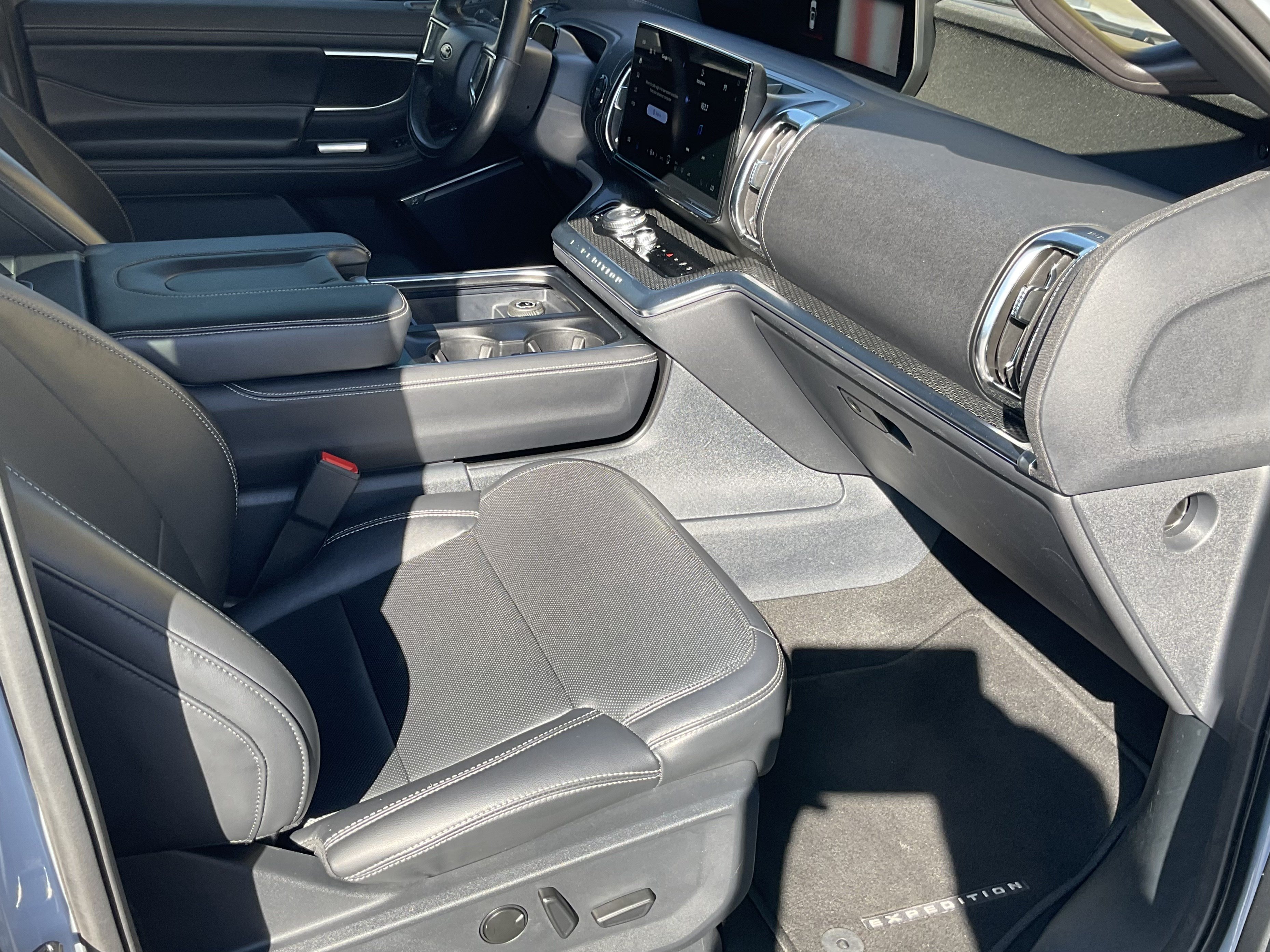 Used 2025 Ford Expedition Max Platinum w/ Stealth Appearance Package AWD/4WD image 27