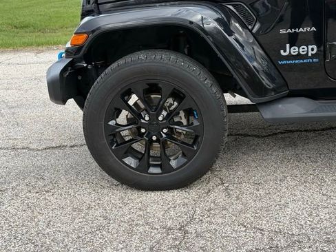 Used 2023 Jeep Wrangler Unlimited Sahara w/ Cold Weather Group image 14