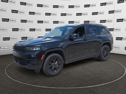 Used 2025 Jeep Grand Cherokee Altitude AWD/4WD image 2