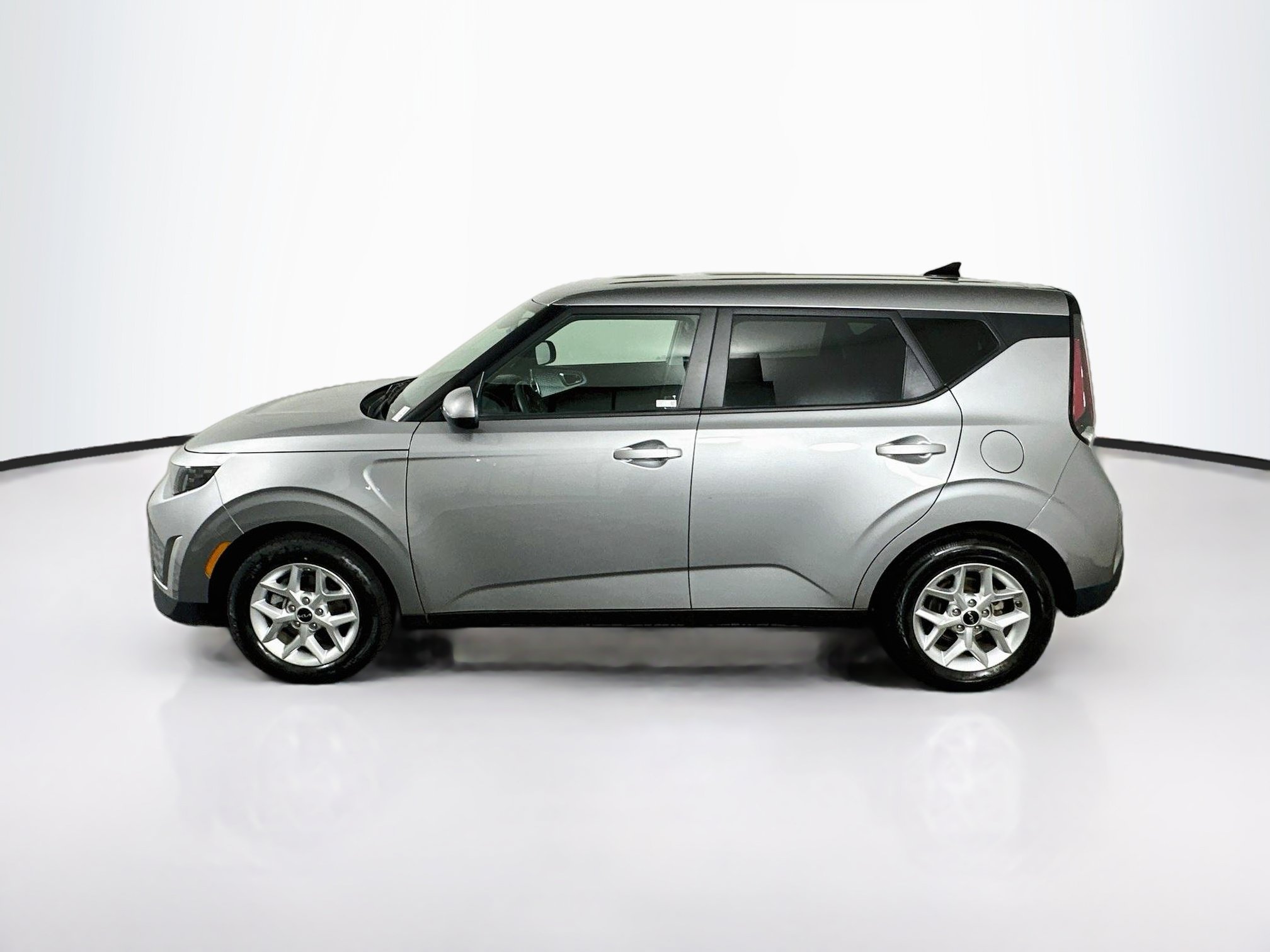 Used 2025 Kia Soul LX w/ LX Technology Package FWD image 4