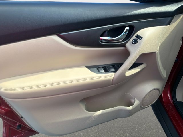 Used 2016 Nissan Rogue S w/ Appearance Package FWD image 14