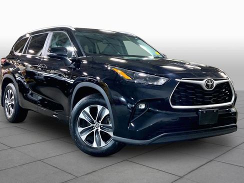Used 2023 Toyota Highlander XLE AWD/4WD image 3
