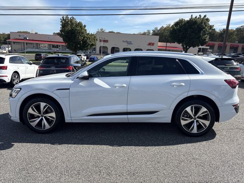 Certified 2024 Audi Q8 e-tron Premium image 4