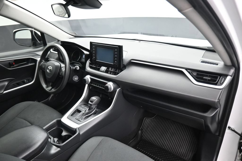 Used 2019 Toyota RAV4 LE FWD image 39