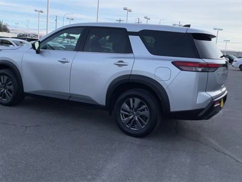 Used 2024 Nissan Pathfinder S image 7