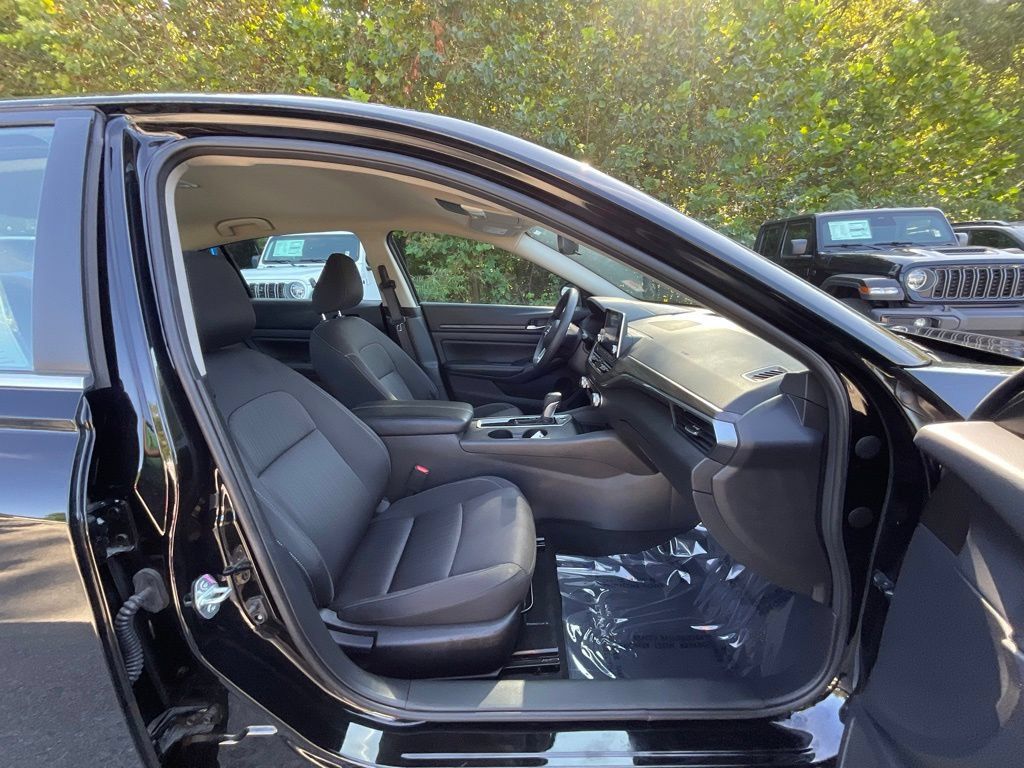 Used 2025 Nissan Altima 2.5 SV FWD image 22