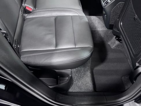 Certified 2025 Volvo XC40 B5 Plus AWD/4WD image 23