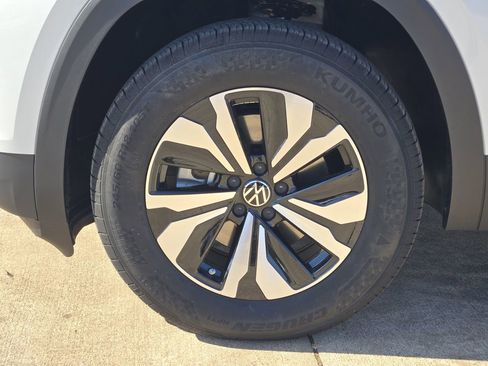 New 2026 Volkswagen Atlas SE image 9