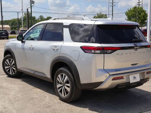 Used 2025 Nissan Pathfinder SL AWD/4WD image 2