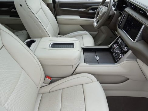 Used 2023 GMC Yukon Denali w/ Advanced Technology Package AWD/4WD image 12