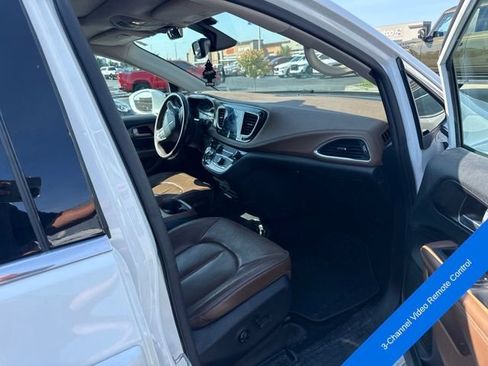 Used 2017 Chrysler Pacifica Limited FWD image 13