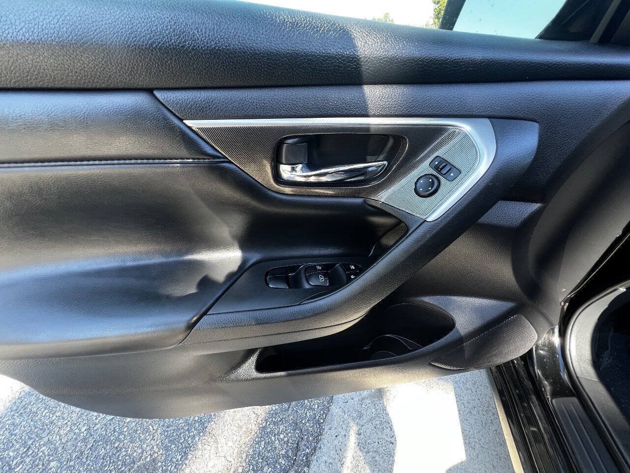 Used 2015 Nissan Altima 3.5 SL FWD image 17