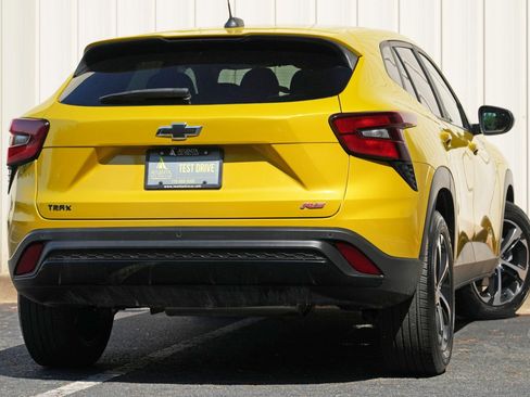 Used 2025 Chevrolet Trax RS w/ Driver Confidence Package FWD image 4