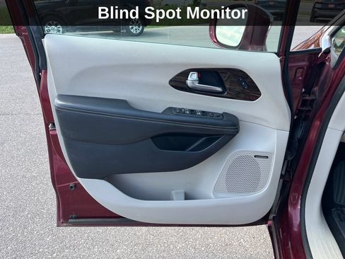 Used 2021 Chrysler Pacifica Limited w/ Premium & Safety Sphere Group AWD/4WD image 13