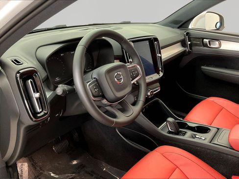 Used 2019 Volvo XC40 T5 Momentum AWD/4WD image 17