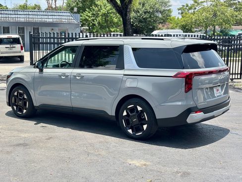Used 2025 Kia Carnival EX FWD image 4