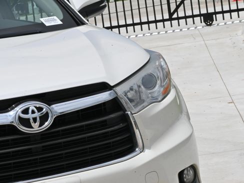 Used 2014 Toyota Highlander XLE AWD/4WD image 10