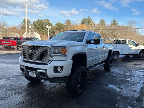 Used 2015 GMC Sierra 2500 Denali w/ Duramax Plus Package image 4