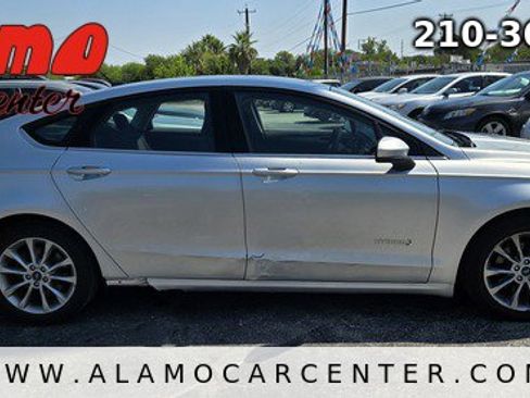 Used 2017 Ford Fusion SE image 6