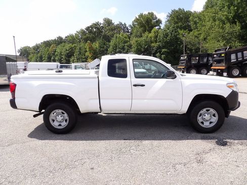 Used 2020 Toyota Tacoma SR image 9