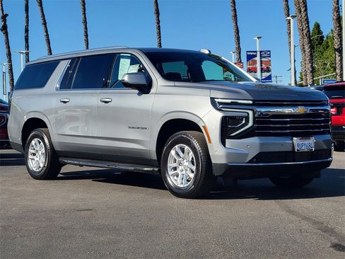 Used 2025 Chevrolet Suburban LT w/ Comfort Package image 32