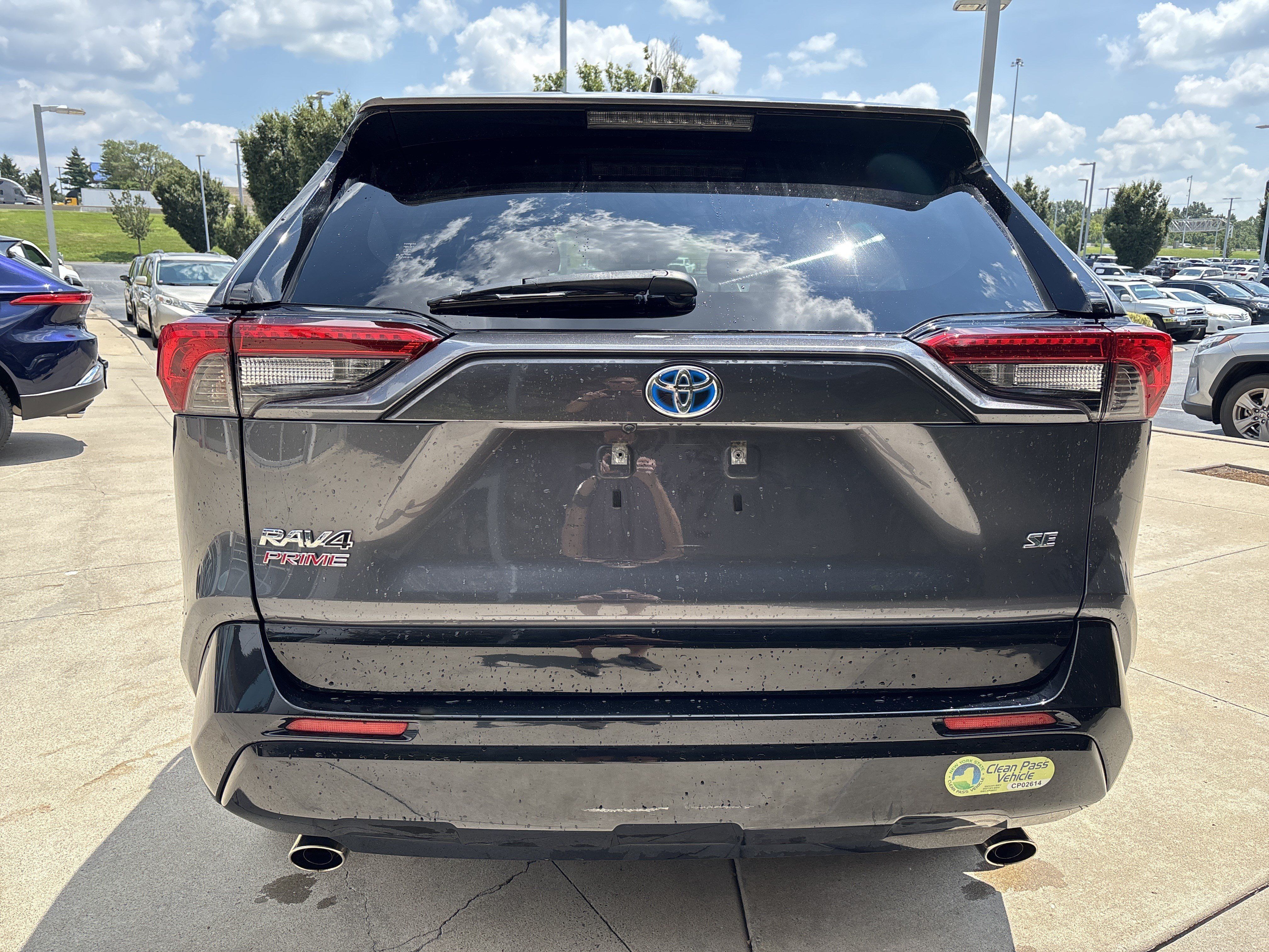 Used 2022 Toyota RAV4 SE w/ Weather & Moonroof Package AWD/4WD image 8