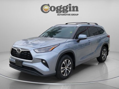 Used 2021 Toyota Highlander XLE AWD/4WD image 6