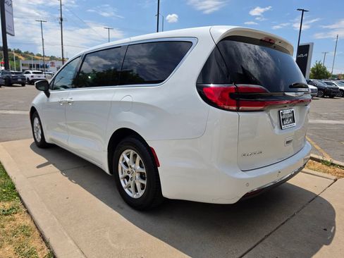 Used 2023 Chrysler Pacifica Touring-L FWD image 7