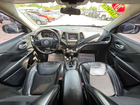 Used 2020 Jeep Cherokee Latitude Plus FWD image 18