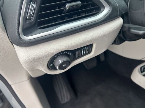 Used 2024 Chrysler Pacifica Touring-L FWD image 11