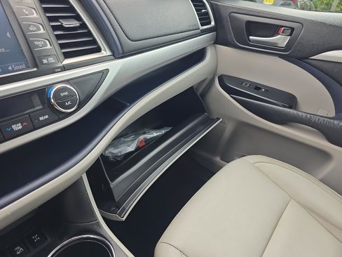 Used 2015 Toyota Highlander XLE AWD/4WD image 32