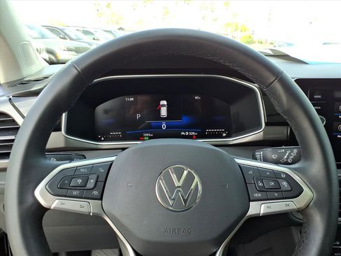 Certified 2025 Volkswagen Taos SE image 27