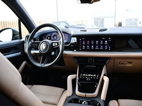 Used 2025 Porsche Cayenne image 19