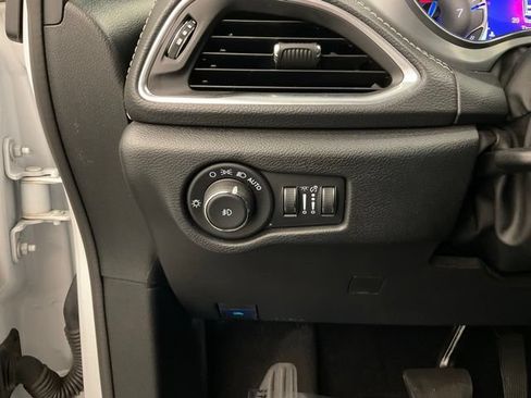 Used 2025 Chrysler Pacifica Limited FWD image 14
