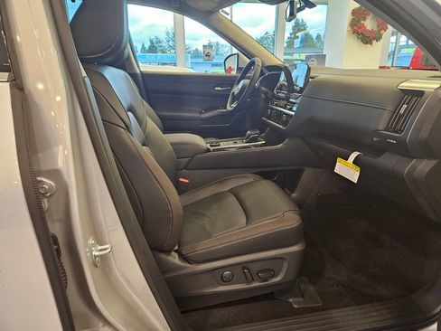 New 2025 Nissan Pathfinder SL w/ Cargo Package image 24