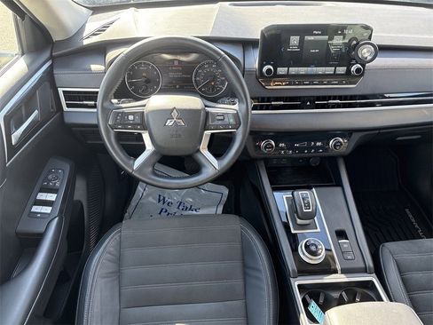 Used 2023 Mitsubishi Outlander SE image 16