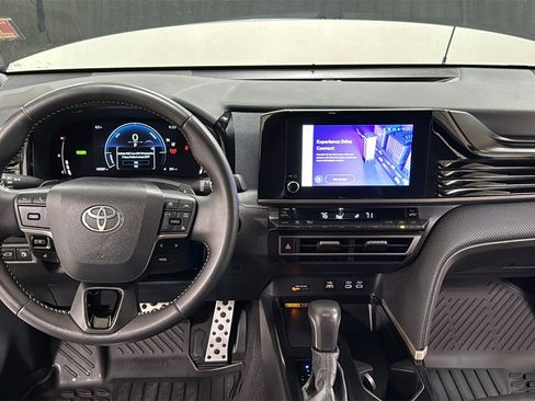 Certified 2025 Toyota Camry SE image 9