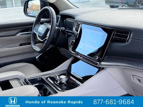 Used 2024 Jeep Wagoneer L Series II w/ Flexible Seating Group image 5