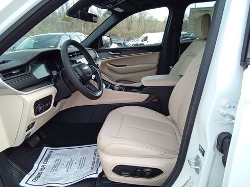 New 2026 Jeep Grand Cherokee Limited w/ Limited Altitude Package AWD/4WD image 11