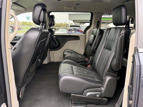 Used 2013 Chrysler Town & Country Touring-L w/ Driver Convenience Group image 9