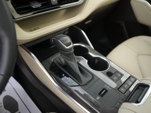 Used 2022 Toyota Highlander Platinum image 28