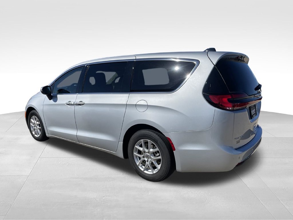 Used 2023 Chrysler Pacifica Touring-L FWD image 6