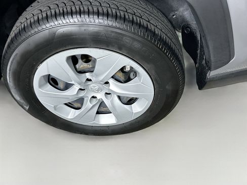 Used 2019 Toyota RAV4 LE FWD image 11