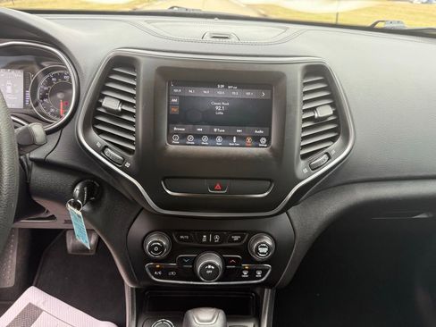 Used 2019 Jeep Cherokee Latitude w/ Popular Appearance Group image 37